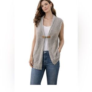 Simply Noelle Knit Equestrian Vest
Marled Tan &Gray | Leather Toggle M